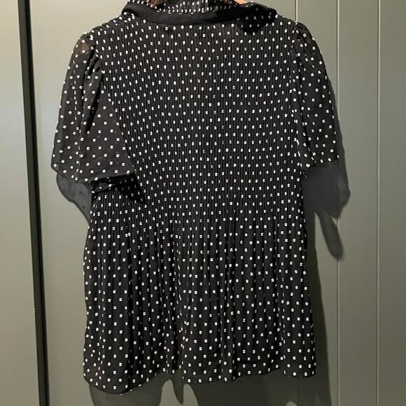 NWT Max Studio Short Sleeve Pleated Clip Dot Top – Size Large - Picture 4 of 6